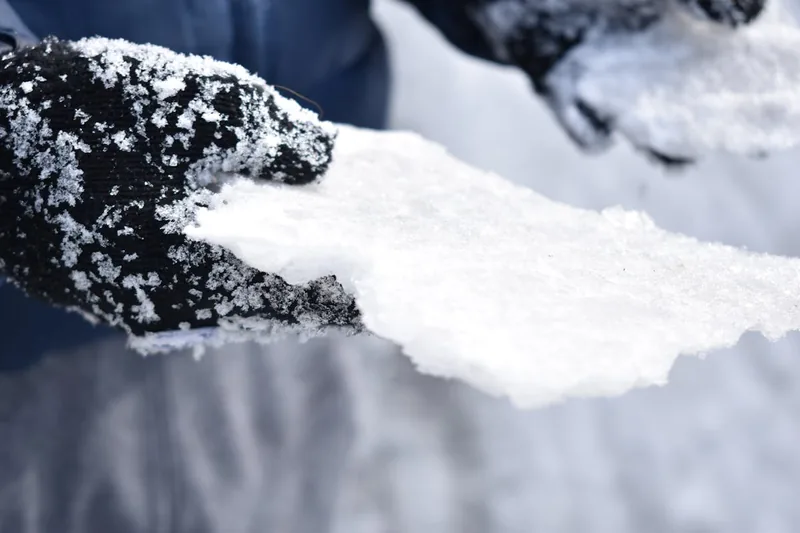 Nahaufnahme eines Kinder Schneehandschuhs, die wasserabweisendes Material und Nähte zeigt.