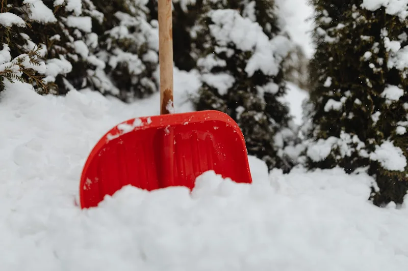 Nahaufnahme einer robusten Kunststoffschaufel eines Schneeschiebers, die hohe Qualität und Verarbeitung zeigt.