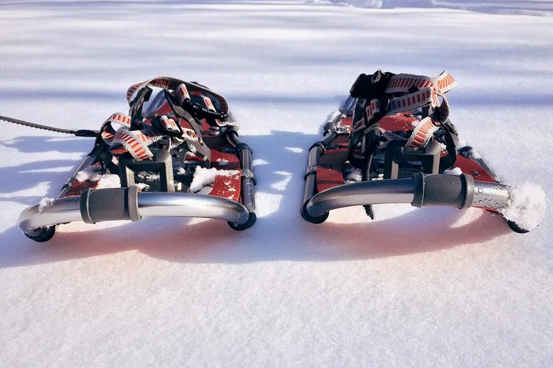 Nahaufnahme der Bindung eines Schneeschuhs, zeigt Riemen und Ratschensystem.