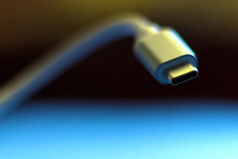 Nahaufnahme des robusten USB-C Anschlusses eines Schnellladegeräts, deutliche Materialtextur.