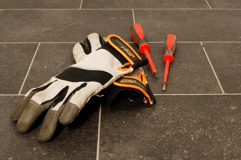 Nahaufnahme eines Paares moderner Schnittschutzhandschuhe, klar im Vordergrund, ohne direkte Anwendung.
