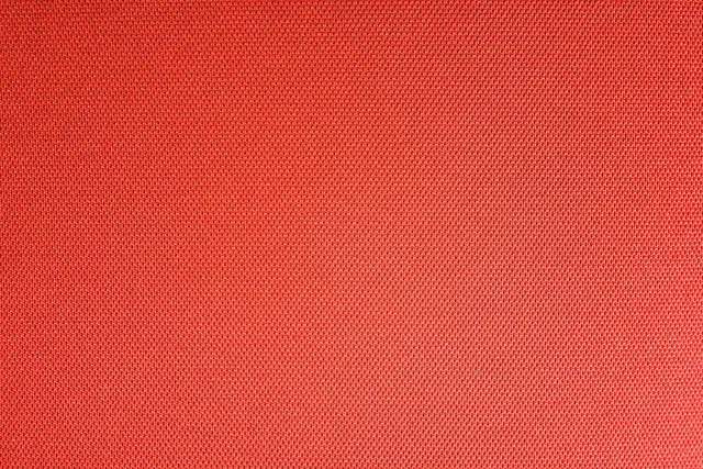 Detaillierte Makroaufnahme der Oberflächenstruktur eines schnittfesten Handschuhs, zeigt Schutzmaterial.