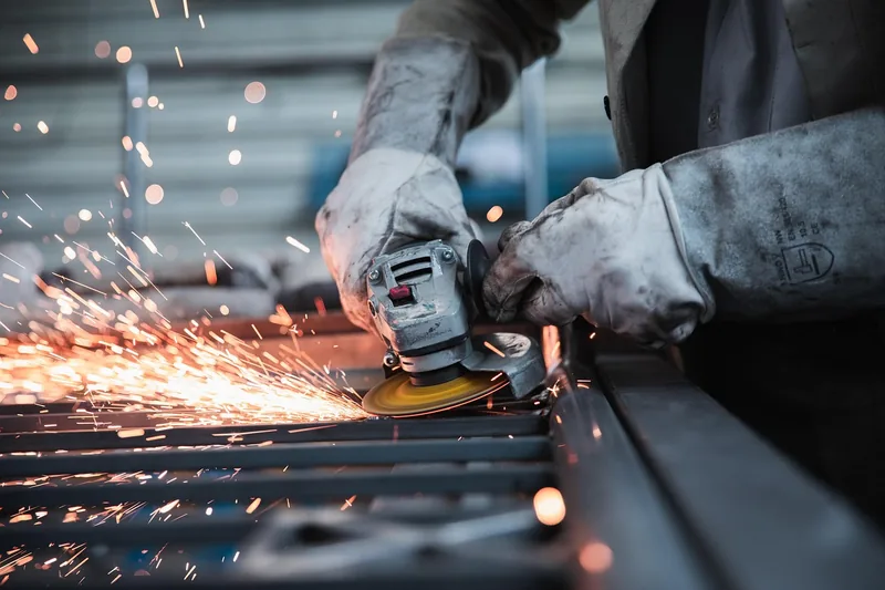 Übersicht eines gut organisierten und sicheren Arbeitsplatzes mit Werkzeugen und Schutzausrüstung.