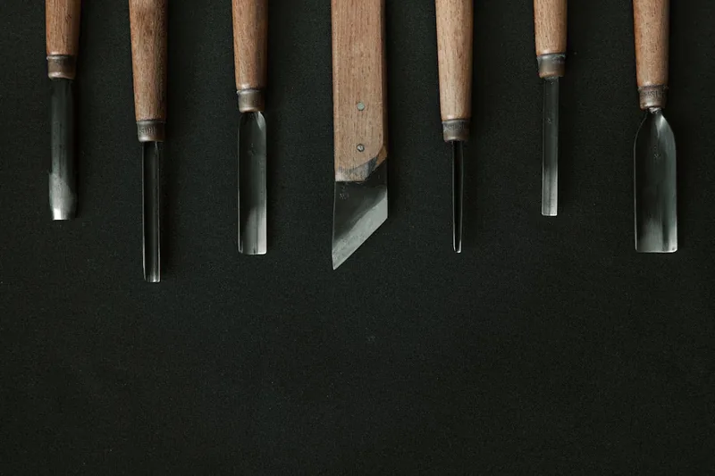 Ein komplettes Schnitzwerkzeug Set für Holz, übersichtlich angeordnet und bereit zum Einsatz.