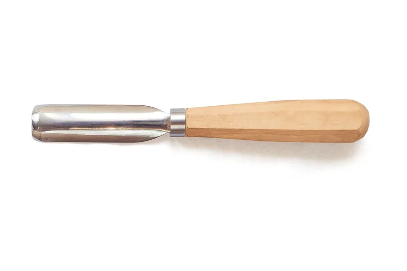 Detailaufnahme einer scharfen Schnitzklinge mit ergonomischem Holzgriff, zeigt hochwertige Verarbeitung.