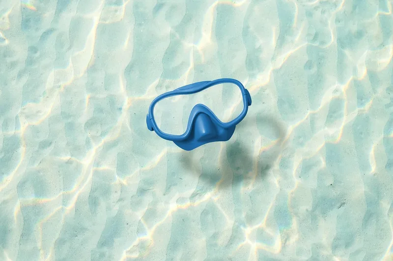 Person mit Schnorchelmaske, erkundet die faszinierende Unterwasserwelt im klaren Meerwasser.
