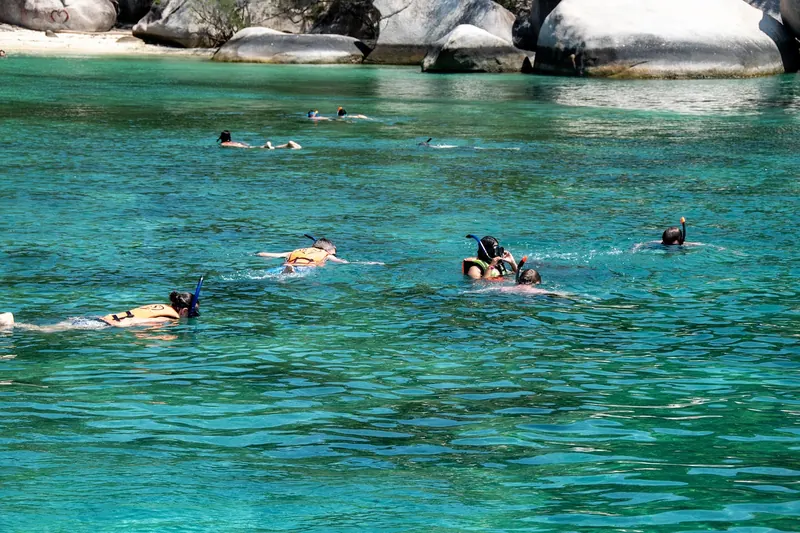 Eine idyllische tropische Strandkulisse, perfekt für unbeschwerte Schnorchelabenteuer im Meer.