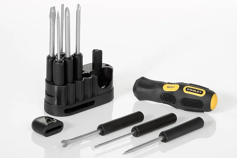 Nahaufnahme eines Schraubendreher-Griffs mit ergonomischer Gummierung, zeigt die hochwertige Verarbeitung.