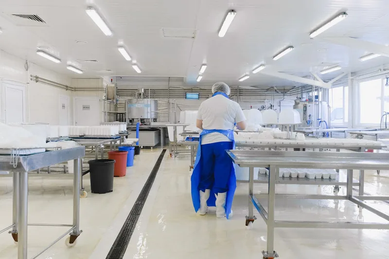 Sichere Arbeitsumgebung in einem Labor oder Reinraum, wo Schutzanzüge essentiell für Hygiene sind.