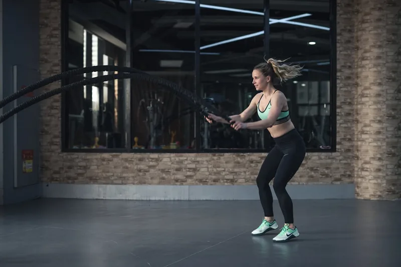 Dynamische Fitness-Szene in einem modernen Fitnessstudio, symbolisiert einen aktiven und gesunden Lebensstil.