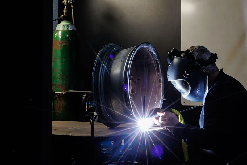 Fertiggestelltes Metallwerkstück auf einer Werkbank in einer organisierten Werkstattszene, umgeben von Werkzeugen.