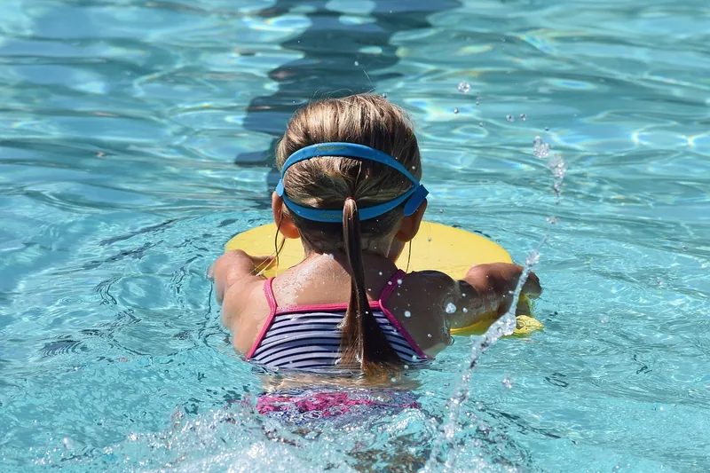 Ein gelbes Schwimmbrett liegt bereit, sauber und detailliert, als Produktaufnahme für den Vergleich.