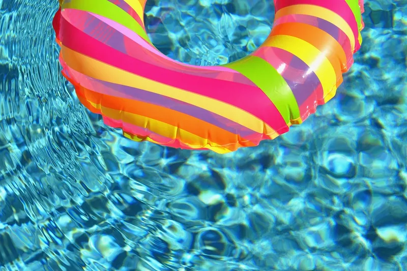 Aufblasbare Schwimmflügel für Babys, isoliert vor hellem Hintergrund.