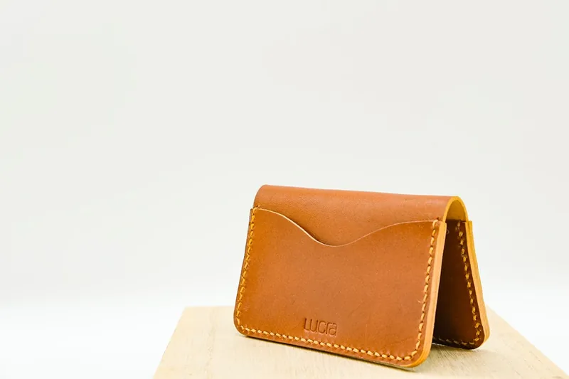 Ansicht eines minimalistischen Wallets in Grau auf weißem Hintergrund, perfekte Größe für Karten.