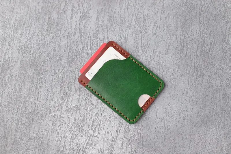 Nahaufnahme des Kartenmechanismus eines schlanken Wallets, der die clevere Auswurftechnik zeigt.