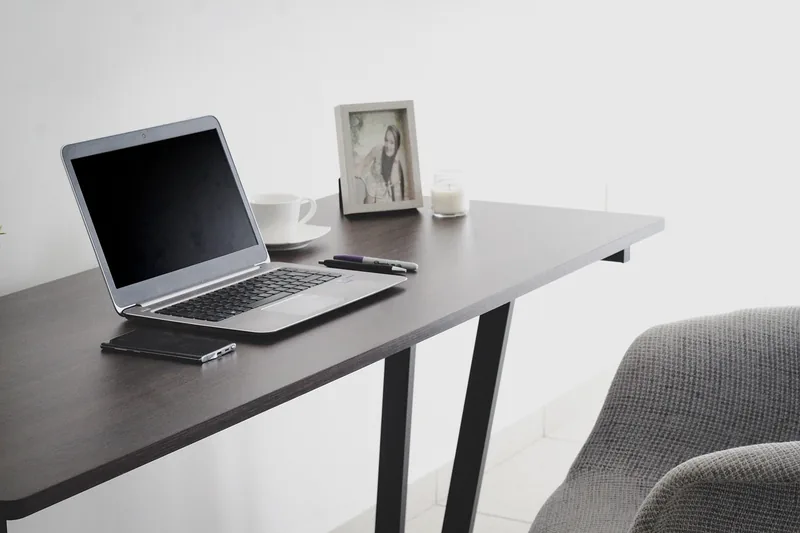 Hochwertiger ergonomischer Bürostuhl in modernem Design, von vorne, auf neutralem Hintergrund.