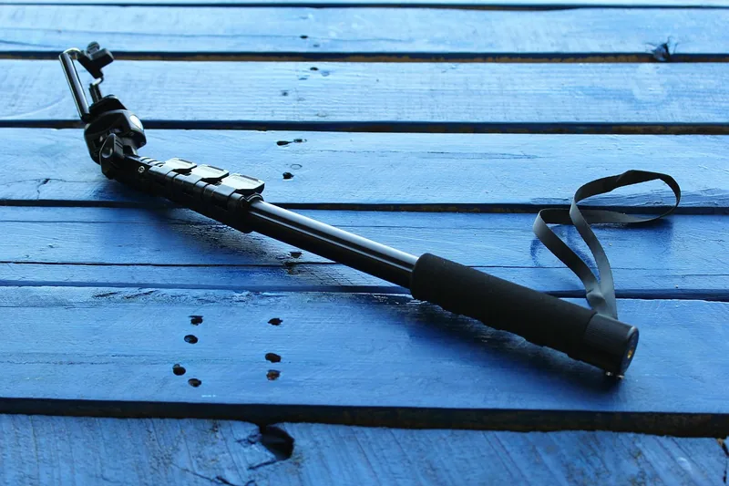 Ein moderner, ausziehbarer Selfie-Stick, sauber auf weißem Hintergrund dargestellt.