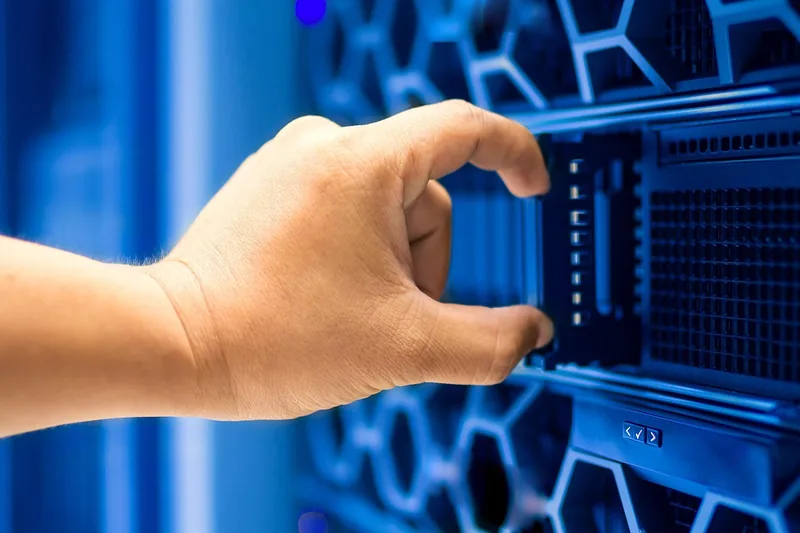 Detailaufnahme des sicheren Schließmechanismus einer Serverschranktür, zeigt robuste Verarbeitung.