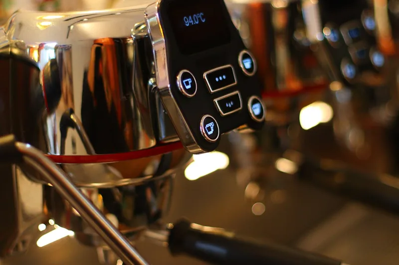 Detailaufnahme des intuitiven Bedienfelds eines modernen Kaffeevollautomaten mit Touchscreen.