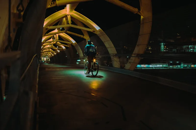Ein beleuchteter Fahrradweg bei Nacht in der Stadt, symbolisiert Sicherheit und Gemeinschaft für Radfahrer.
