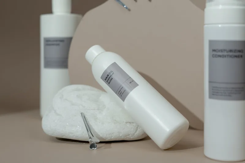 Ein deutlich erkennbares Silbershampoo-Produkt in seiner Verpackung, pur und ohne Ablenkung.