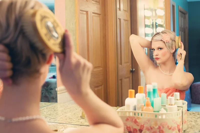 Strahlendes, gepflegtes blondes Haar als Ergebnis der Silbershampoo-Anwendung in einem hellen Bad.