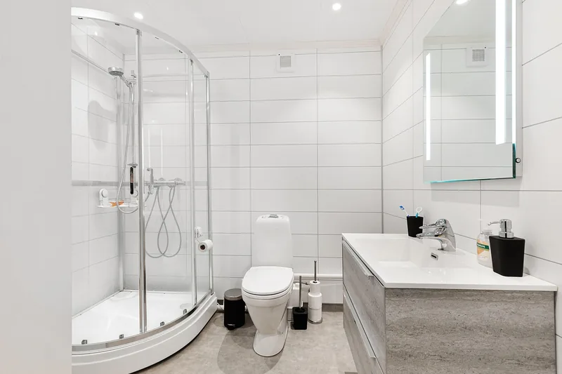 Ein sauberes, modernes Badezimmer, das die hygienische Umgebung und das Ergebnis der Silikon-Klobürste darstellt.