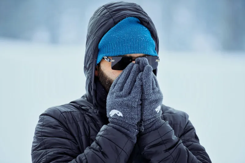 Hochwertige Ski-Unterwäsche, sorgfältig gefaltet, bereit für Ihr Winterabenteuer auf der Piste.