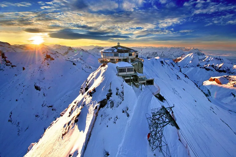 Idyllische Winterlandschaft mit Skihütte und verschneiten Bergen, der perfekte Ort für Ski-Unterwäsche.