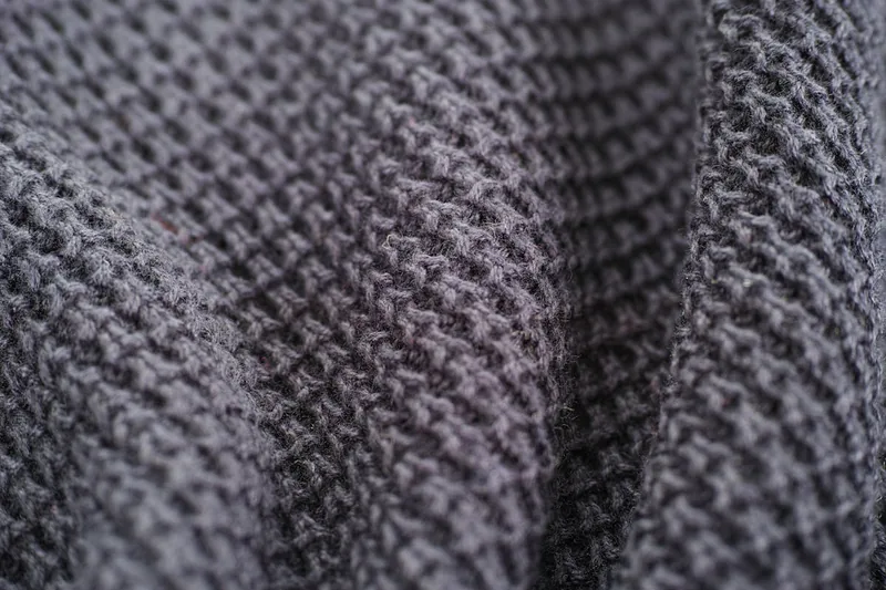 Nahaufnahme des atmungsaktiven Funktionsmaterials einer Ski-Unterhose für Herren.