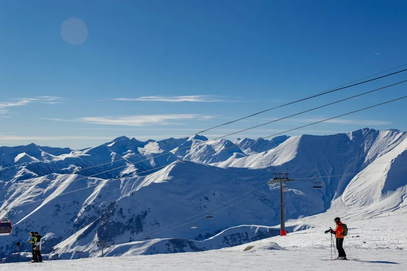 Eine malerische Berglandschaft mit Skifahrern, die den Wintersport genießen.