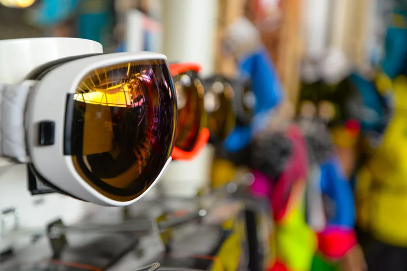 Detailaufnahme einer modernen Skibrille speziell für Brillenträger, freigestellt auf weißem Hintergrund.