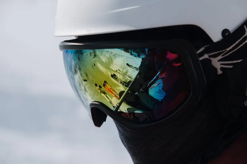 Nahaufnahme des Belüftungssystems und der Anti-Beschlag-Beschichtung einer Skibrille für klare Sicht.