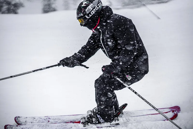 Nahaufnahme eines Skihandschuhs, die Textur des Materials und die verstärkte Handfläche zeigend.