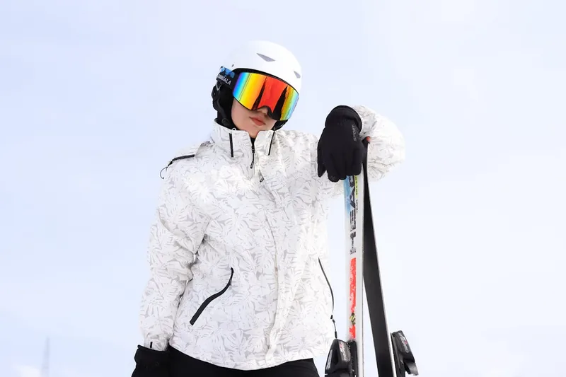 Hochwertige Skihose in Schwarz auf neutralem Hintergrund, bereit für das nächste Skiabenteuer.