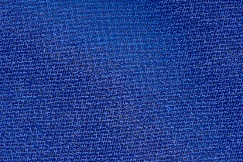 Detailaufnahme des wasserdichten, atmungsaktiven Materials einer modernen Skihose.