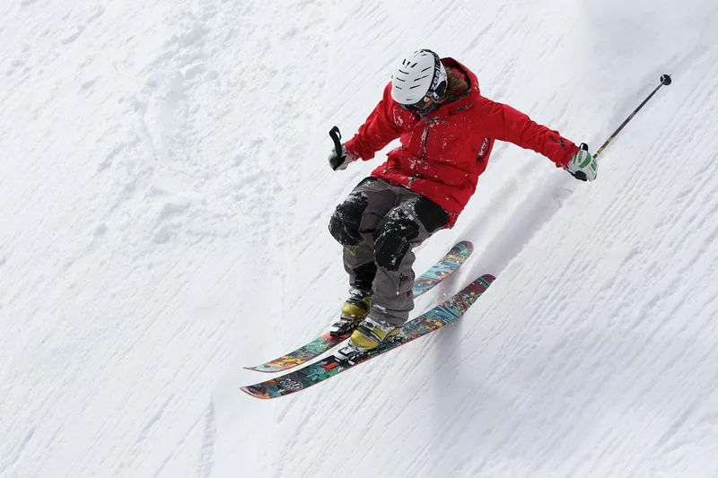 Eine Person beim Verschließen des Reißverschlusses einer Skijacke, vorbereitet für die Piste.