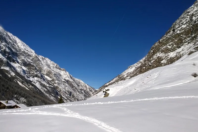 Atemberaubende Winterlandschaft eines Skigebiets, ideal für Abenteuer im Skipullover.