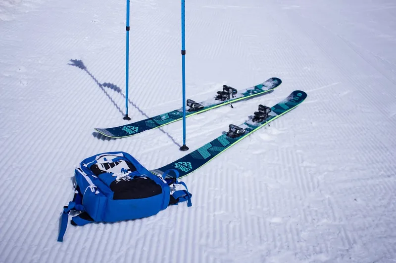 Eine leere, moderne Skitasche in Schwarz liegt bereit für den sicheren Transport der Skiausrüstung.