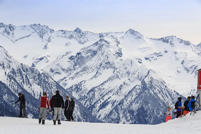 Malerische Berglandschaft mit optimal präparierten Skiern, bereit für beste Performance dank Skiwachs.