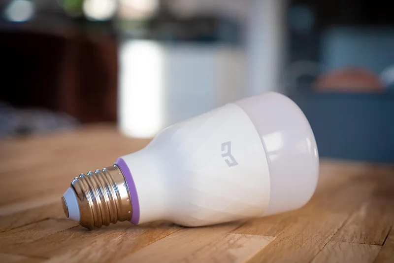 Einzelne smarte Lampe als Produktfoto im Vordergrund.