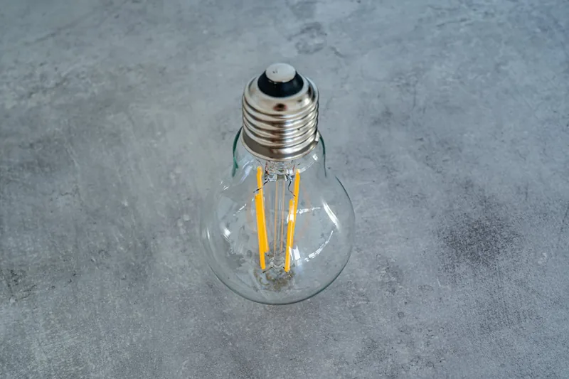Nahaufnahme des Materials und der Verarbeitung einer smarten Glühbirne.