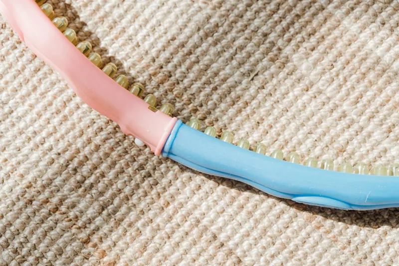 Ein smarter Hula-Hoop-Reifen, detailliert und isoliert, bereit für Ihr Fitnesstraining.