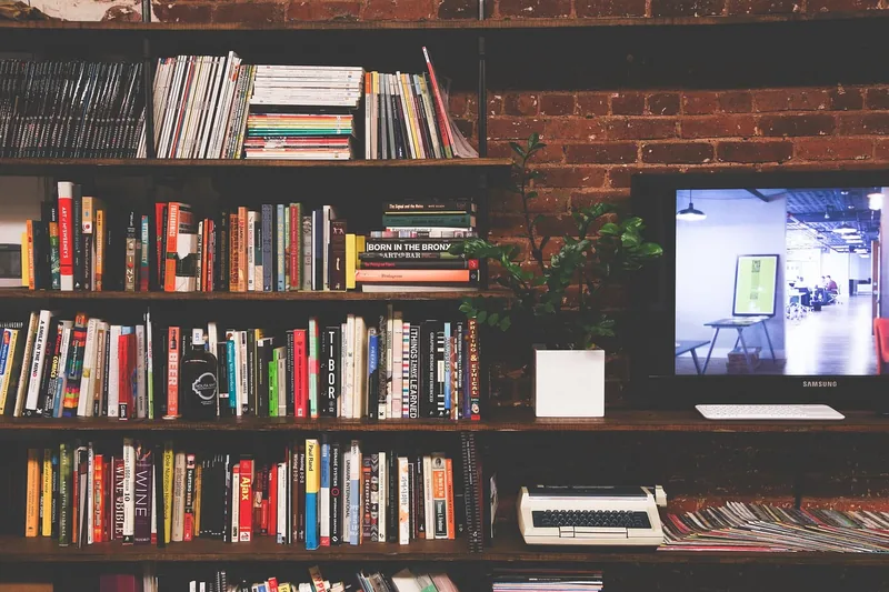 Ein moderner Smart-TV mit schlankem Design und hochauflösendem Bildschirm als Produktbild.