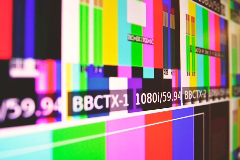 Nahaufnahme der Pixelstruktur oder Oberfläche eines Smart-TV Bildschirms, die Detailreichtum zeigt.