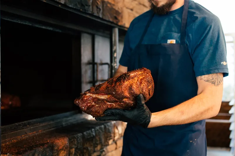 Detailaufnahme der robusten Edelstahl-Oberfläche und eines Thermometers am Smoker Grill.