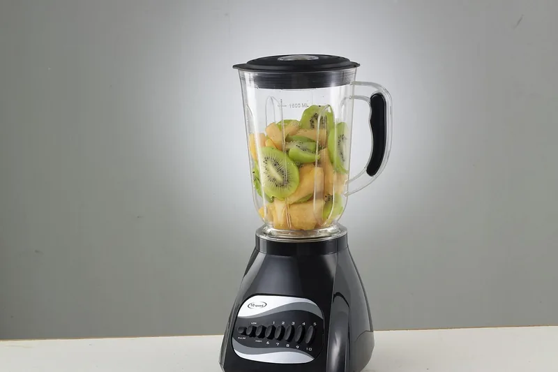 Hochwertiger Smoothie Mixer als Küchengerät für gesunde Getränke, freigestellt auf weißem Hintergrund.