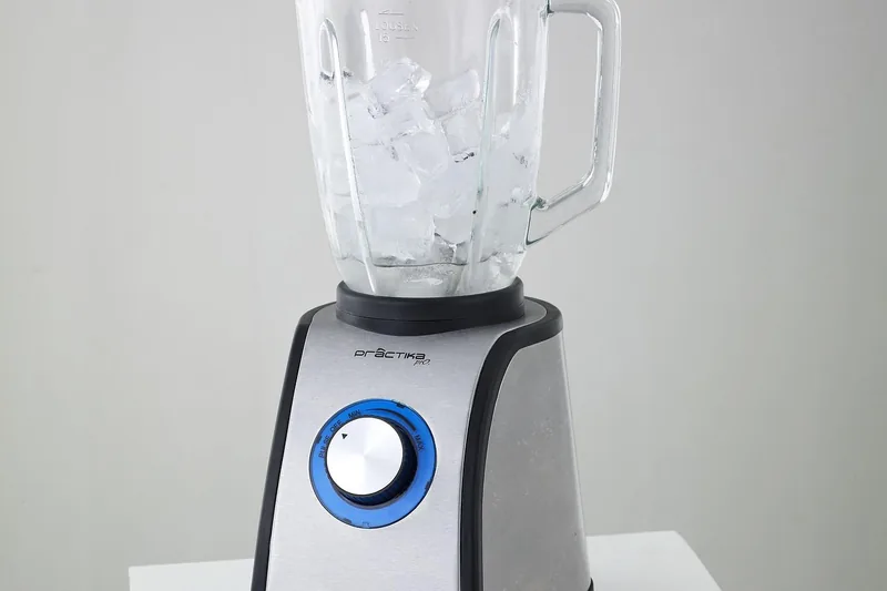 Detailaufnahme der scharfen Klingen eines Smoothie Mixers, hochwertige Verarbeitung des Küchengeräts.
