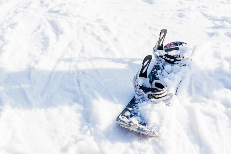 Nahaufnahme des Ratschen- und Strap-Systems einer Snowboard-Bindung, das für sicheren Halt sorgt.