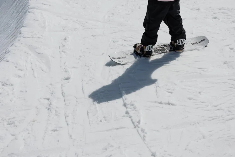 Detailaufnahme des innovativen Schnürsystems eines Snowboard-Boots für optimalen Halt.